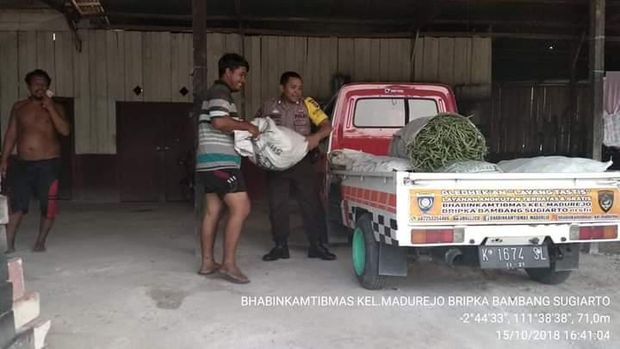 Aiptu Bambang Sugiarto bikin layanan angkutan gratis dan bantuan pengurusan perpanjangan STNK.
