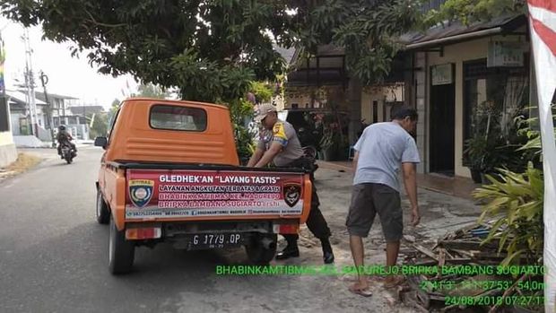 Aiptu Bambang Sugiarto bikin layanan angkutan gratis dan bantuan pengurusan perpanjangan STNK.