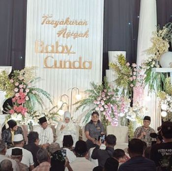 Sehari setelah mengumumkan nama anak pertamanya, Denny Caknan kemudian menggelar akikah (aqiqah). Menariknya, acara tersebut dihadiri 3 gus kondang.