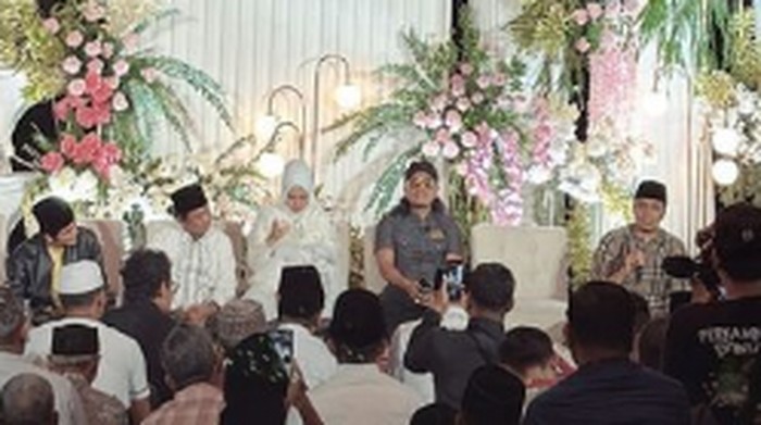 Sehari setelah mengumumkan nama anak pertamanya, Denny Caknan kemudian menggelar akikah (aqiqah). Menariknya, acara tersebut dihadiri 3 gus kondang.