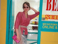 Gaya Unik Amanda Manopo Pose di Depan Warteg, Pakai Kebaya & Kaca Mata Hitam