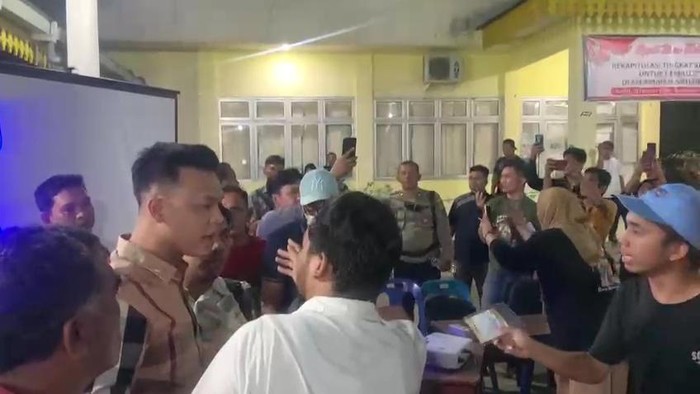Anggota DPRD Medan David Roni Sinaga protes di penghitungan surat suara di Medan Amplas.(Istimewa/Tangkapan Layar Video)