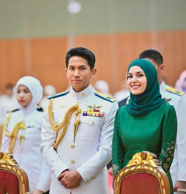 Wanita dengan gelar Pengiran Anak Isteri Anisha Rosnah ini kembali mempercayakan desainer Malaysia, Teh Firdaus, untuk merancang busananya. Foto: Instagram/@tehfirdaus @support.anishaik