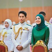 Wanita dengan gelar Pengiran Anak Isteri Anisha Rosnah ini kembali mempercayakan desainer Malaysia, Teh Firdaus, untuk merancang busananya. Foto: Instagram/@tehfirdaus @support.anishaik