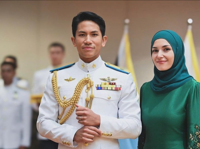 Anisha tampil modest dengan hijab simple berwarna senada yang dikreasikan stylist hijab Hazimah Beauty. Foto: Instagram/@tehfirdaus @support.anishaik