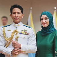 Anisha tampil modest dengan hijab simple berwarna senada yang dikreasikan stylist hijab Hazimah Beauty. Foto: Instagram/@tehfirdaus @support.anishaik