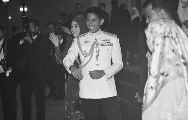 Setelan baju kurung yang dikenakannya memiliki model sederhana yang dipercantik bordiran di bagian hem lengan dan pinggiran tunik. Foto: Instagram/@tehfirdaus @support.anishaik