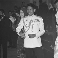 Setelan baju kurung yang dikenakannya memiliki model sederhana yang dipercantik bordiran di bagian hem lengan dan pinggiran tunik. Foto: Instagram/@tehfirdaus @support.anishaik