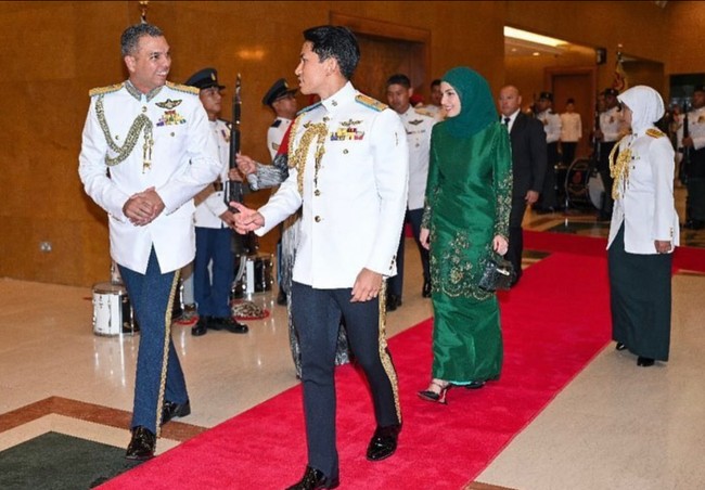 Anisha Rosnah tampak mengenakan setelan baju kurung dan rok panjang warna hijau Emerald, sementara Pangeran Abdul Mateen tampil gagah berseragam kerajaan. Foto: Instagram/@tehfirdaus @support.anishaik