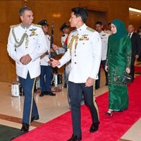 Anisha Rosnah tampak mengenakan setelan baju kurung dan rok panjang warna hijau Emerald, sementara Pangeran Abdul Mateen tampil gagah berseragam kerajaan. Foto: Instagram/@tehfirdaus @support.anishaik