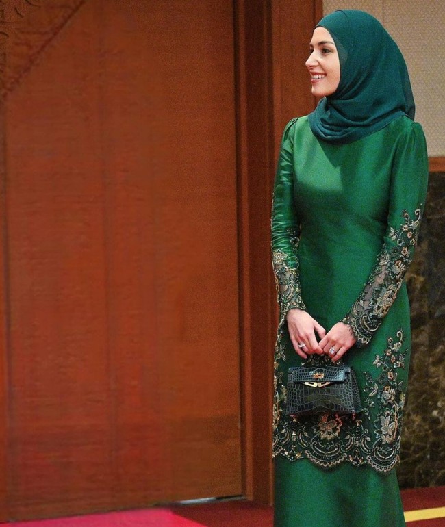 Melengkapi penampilannya, Anisha membawa tas Hermes Mini Kelly Croco, juga berwarna hijau Emerald.  Foto: Instagram/@tehfirdaus @support.anishaik