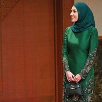 Melengkapi penampilannya, Anisha membawa tas Hermes Mini Kelly Croco, juga berwarna hijau Emerald.  Foto: Instagram/@tehfirdaus @support.anishaik