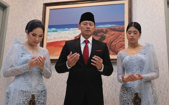 Sebelum pergi ke acara pelatinkan sebagai menteri ATR, Annisa Pohan dan AHY, beserta putrinya berdoa bersama terlebih dahulu. Annisa Pohan tampak cantik mengenakan kebaya kartini biru yang elegan. Foto: Dok. Instagram