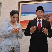 Sebelum pergi ke acara pelatinkan sebagai menteri ATR, Annisa Pohan dan AHY, beserta putrinya berdoa bersama terlebih dahulu. Annisa Pohan tampak cantik mengenakan kebaya kartini biru yang elegan. Foto: Dok. Instagram