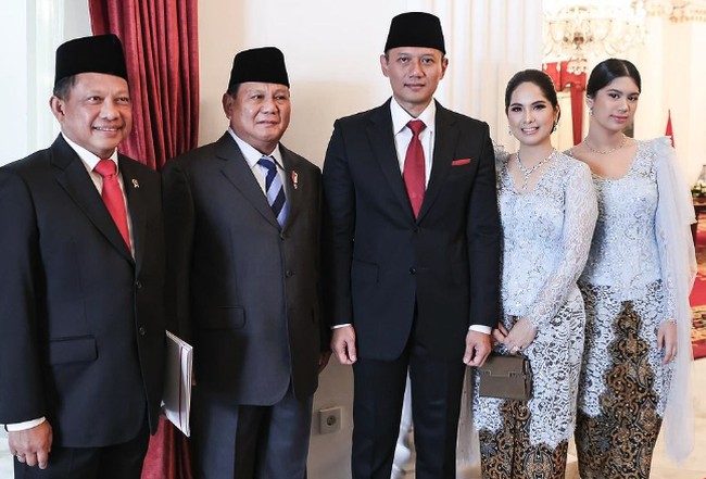 Annisa Pohan menyempurnakan penampilannya dengan membawa clutch yang senada seperti jariknya.