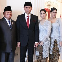 Annisa Pohan menyempurnakan penampilannya dengan membawa clutch yang senada seperti jariknya.