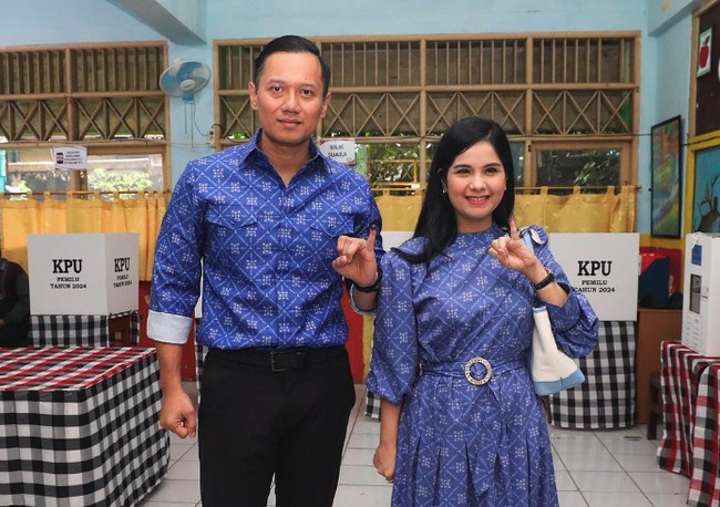 Ini gaya Annisa Pohan saat selesai melakukan pencoblosan pemilu beberapa waktu lalu. Keduanya memakai baju serasi tetap dengan nuansa biru. Foto: Dok. Instagram