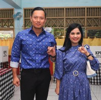 Ini gaya Annisa Pohan saat selesai melakukan pencoblosan pemilu beberapa waktu lalu. Keduanya memakai baju serasi tetap dengan nuansa biru. Foto: Dok. Instagram