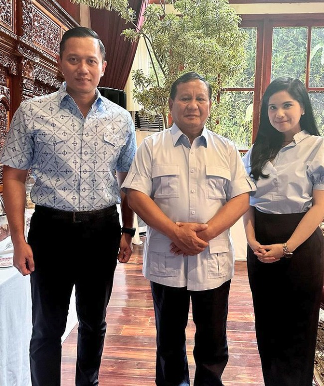 Ada momen di mana Annisa Pohan tampil semi formal dalam setelan celana panjang dan kemeja biru muda serasai dengan AHY. Rambutnya dibiarkan terurai panjang agar lebih tampak feminin. 