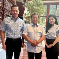 Ada momen di mana Annisa Pohan tampil semi formal dalam setelan celana panjang dan kemeja biru muda serasai dengan AHY. Rambutnya dibiarkan terurai panjang agar lebih tampak feminin. 