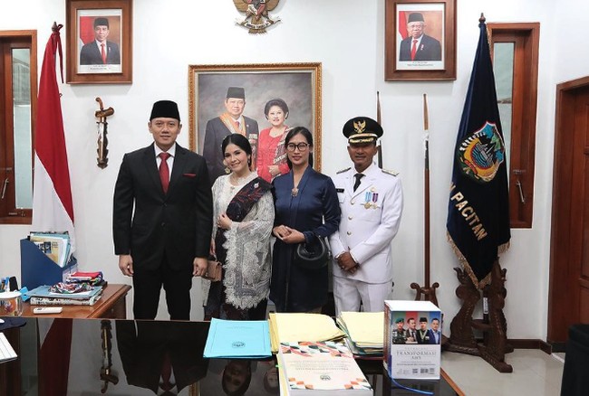 Gaya Annisa Pohan lainnya dengan menggunakan busana bernuansa hitam-putih saat mendampingi AHY ke Pacitan. Ia terlihat anggun dengan tata rambut yang sederhana namun anggun. Foto: Dok. Instagram
