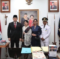 Gaya Annisa Pohan lainnya dengan menggunakan busana bernuansa hitam-putih saat mendampingi AHY ke Pacitan. Ia terlihat anggun dengan tata rambut yang sederhana namun anggun. Foto: Dok. Instagram