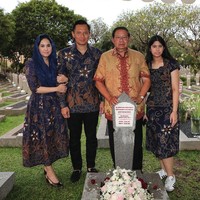 Hampir di semua momen bersama AHY, Annisa Pohan selalu berusaha tampil serasi. Termasuk ketika mengunjungi makam sang mertua, Ani Yudhoyono, mengenakan dress batik sebelum acara kumpul Partai Demokrat. Foto: Dok. Instagram
