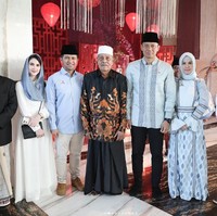 Gaya anggun Annisa Pohan lainnya saat setia menemani sang suami ketika berkunjung ke Jawa Timur. Ia mengenakan dress panjang dan hijab yang simple serasi dengan AHY. Foto: Dok. Instagram