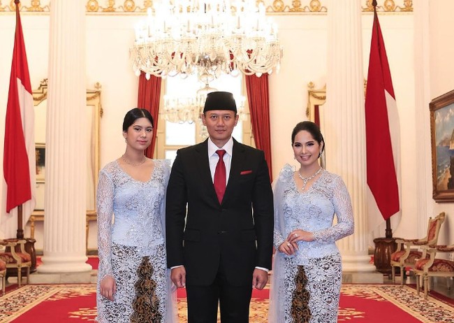 Annisa Pohan dan putrinya, Almira, menemani sang ayah saat dilantik menjadi menteri ATR. Ia tampak mengenakan kebaya yang anggun dan formal. Foto: Instagram @annisayudhoyono