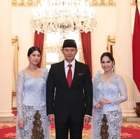 Annisa Pohan dan putrinya, Almira, menemani sang ayah saat dilantik menjadi menteri ATR. Ia tampak mengenakan kebaya yang anggun dan formal. Foto: Instagram @annisayudhoyono
