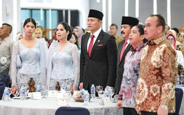 Annisa Pohan Kompak Kulineran Bareng Suami dan Keluarga