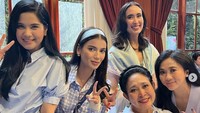 Wanita 42 tahun ini menikmati jamuan makan di rumah Prabowo Subianto di Kertanegara. Ia berfoto dengan Titiek Soeharto hingga Sabrina Chairunnisa sebelum menyantap makanan. Foto: Instagram annisayudhoyono