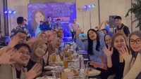 Saat ke Cirebon, Annisa Pohan sempatkan makan malam dengan anak muda di sana. Mereka santap di Niri Cafe. Foto: Instagram annisayudhoyono