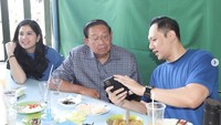 Annisa Yudhoyono juga sering memamerkan kehangatan momennya ketika kulineran bersama suami dan ayah mertuanya. Seperti saat mencoba Sate-Gule Pak Muksin di Madiun ini. Foto: Instagram annisayudhoyono