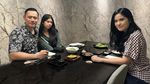 Annisa Pohan Kompak Kulineran Bareng Suami dan Keluarga