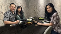 Keluarga kecil Annisa Pohan dan AHY selalu hangat. Ini terbukti dari momen rutin mereka makan bersama. Kali ini restoran daging jadi pilihan. Foto: Instagram annisayudhoyono