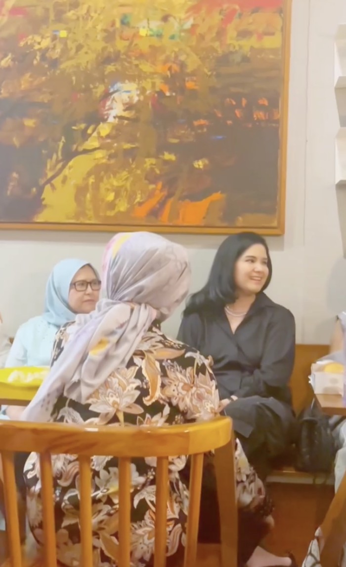 Annisa Pohan Kompak Kulineran Bareng Suami dan Keluarga