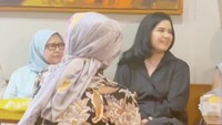 Di sebuah coffee shop, Annisa Yudhoyono kumpul bersama teman-temannya. Tak sekadar kumpul, mereka membicarakan program serius. Foto: Instagram annisayudhoyono