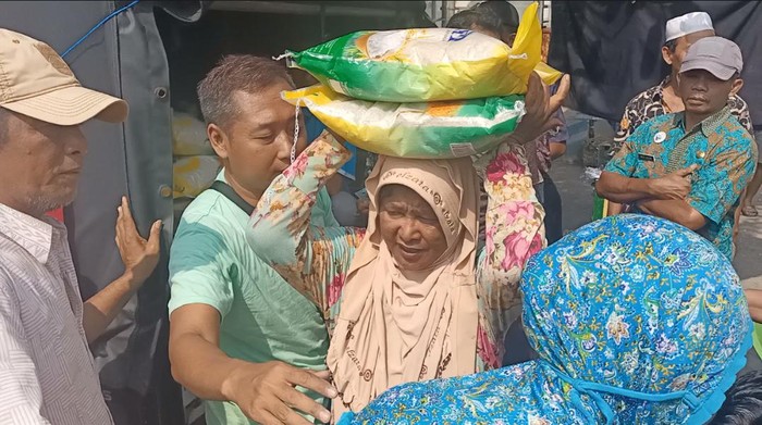 antrean pembeli beras murah operasi pasar TPID sumeneo
