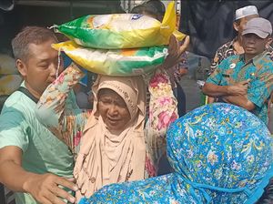 Warga Sumenep Rela Antre Berjam-jam Berebut Beras Murah