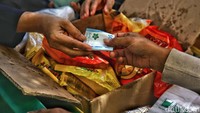 Paket beras, minyak dan gula dihargai Rp 80.000/paket. 