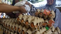 Selain itu, terdapat telur, bawang putih, cabai hingga daging dan telur yang dijual dengan harga di bawah harga pasar. 