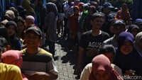 Antrean warga yang akan membeli sembako murah mengular panjang. 