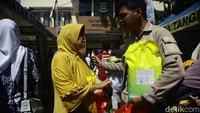Pemerintah berusaha menjaga stabilitas harga beras secara nasional salah satunya dengan terus mendistribusikan beras SPHP yang diproduksi Bulog. 