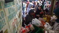 Ada juga daging ayam segar yang dijual dengan harga miring. 