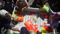 Warga mengantre untuk membeli beras Stabilisasi Pasokan dan Harga Pangan (SPHP) saat didistribusikan di Parung Serab, Kota Tangerang, Banten, Kamis (22/2/2024). 