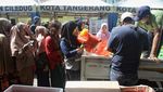 Antrean Sembako Murah di Kota Tangerang Mengular Panjang