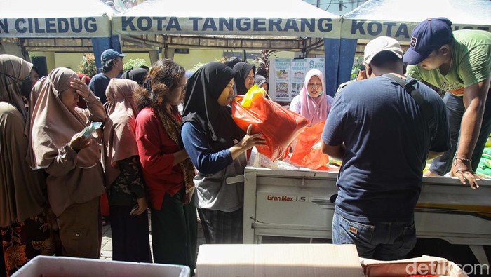 Antrean Sembako Murah di Kota Tangerang Mengular Panjang Pemerintah menggelar pasar murah di Parung Serab, Kota Tangerang, Banten. Warga pun antre panjang untuk membeli sembako ini.