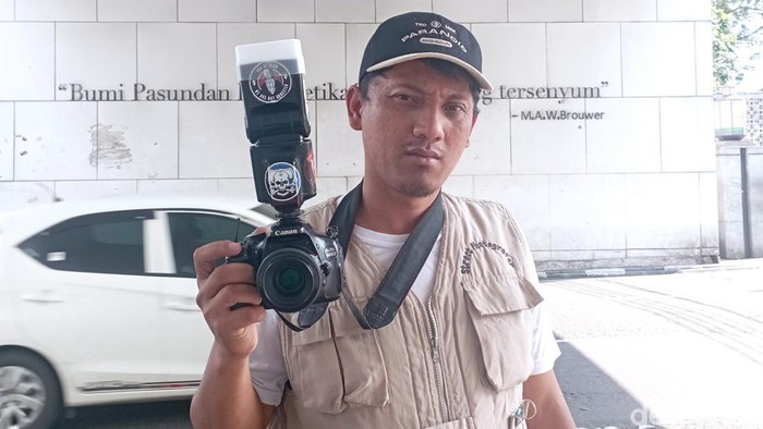 Anzar Pratama, juru foto di Jalan Asia Afrika Kota Bandung.