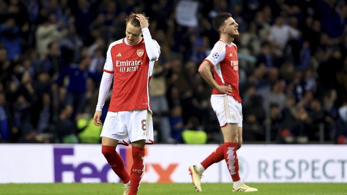 Arsenals Martin Odegaard and Declan Rice, right, react after Portos Galeno scored the opening goal during a Champions League round of 16 soccer match between FC Porto and Arsenal at the Dragao stadium in Porto, Portugal, Wednesday, Feb. 21, 2024. (AP Photo/Luis Vieira)